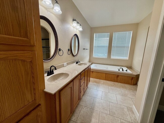 Building Photo - Gorgeous 1 level