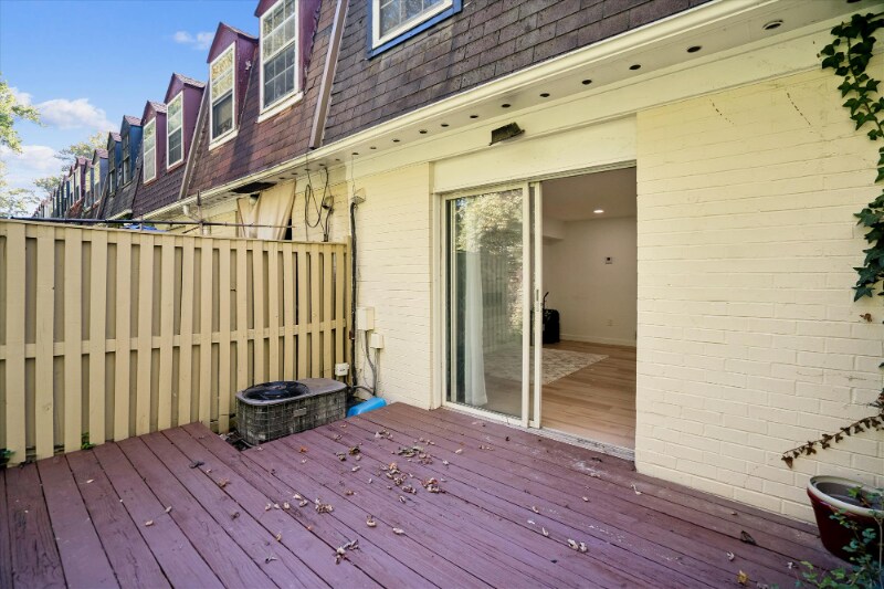 Building Photo - 1925 Dutch Village Dr