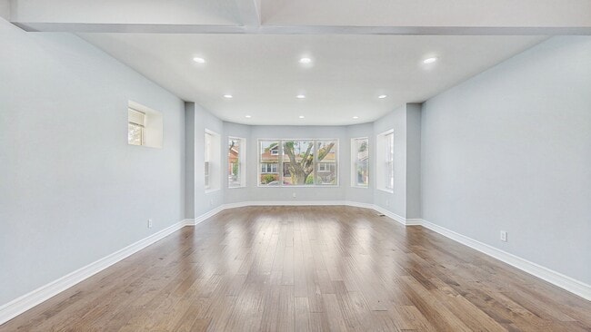 Building Photo - 6429 S California Ave