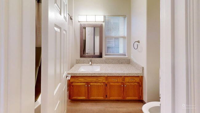 Building Photo - Nicely updated 2x2 Santa Rosa Home