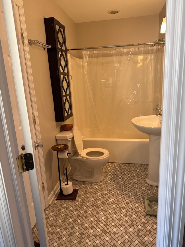 Building Photo - "Charming 2-Bed Retreat with Modern Comfor...