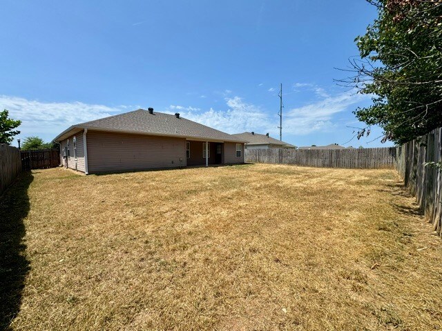 Building Photo - 807 SW River Rock St