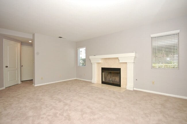 Building Photo - Lovely 3BR/2.5BA Home with Gorgeous Featur...