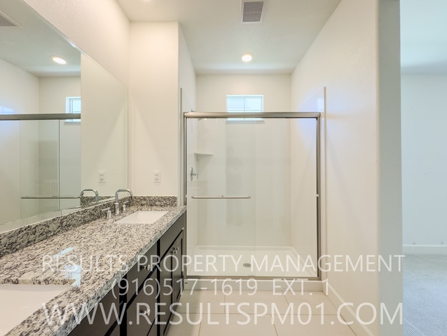 Building Photo - Newer Upgraded 3 Bed 2.5 Beautiful Home
