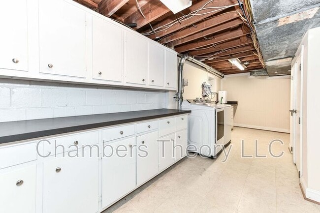 Building Photo - 3061 N Oakland St