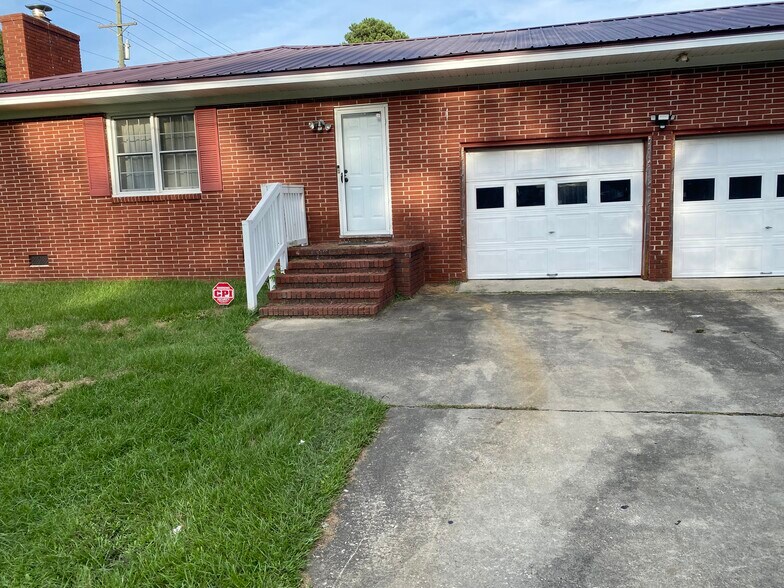 Building Photo - 409 Kingston Ave