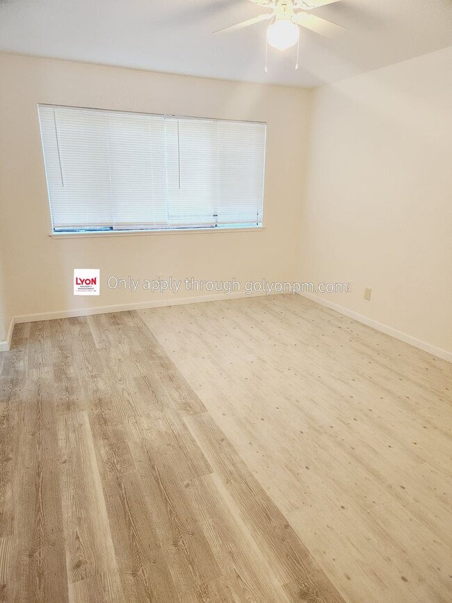 Building Photo - Renovated Halfplex! - Available Now!!