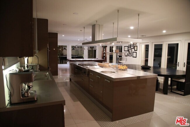 Building Photo - 8020 Zeus Dr