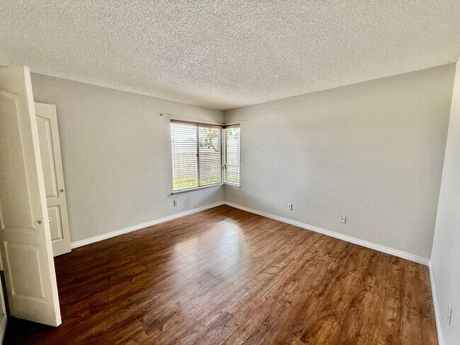 Building Photo - Single Story Condo end unit