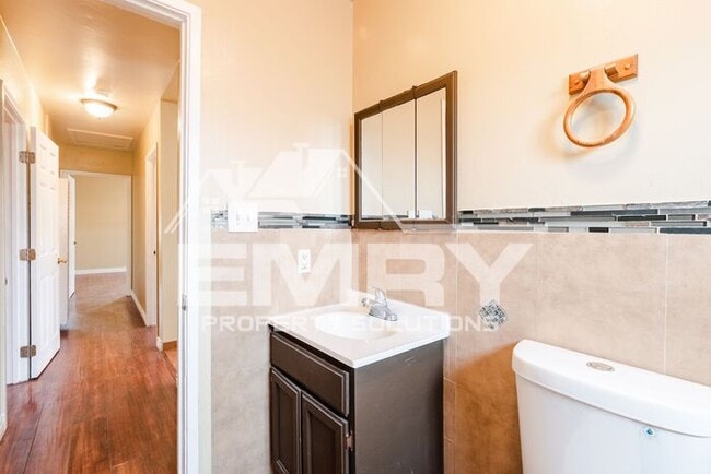 Building Photo - 2 Bed 1 Bath Unit for Rent in East Los Angeles Parking Available