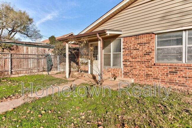 Building Photo - 605 W Clarke St