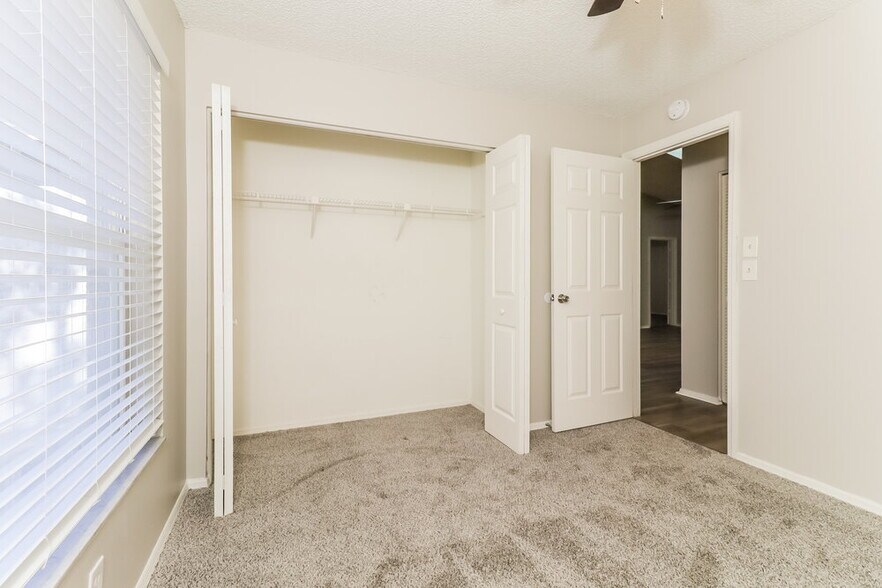 Building Photo - 10935 Livingston Dr