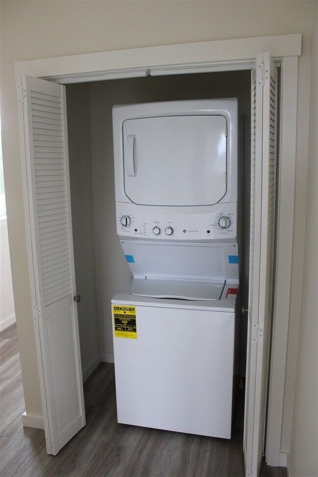 Building Photo - 2 bedroom 2 bathroom Brand New Triplex!