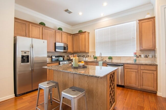 Building Photo - 3002 Clearview Cir