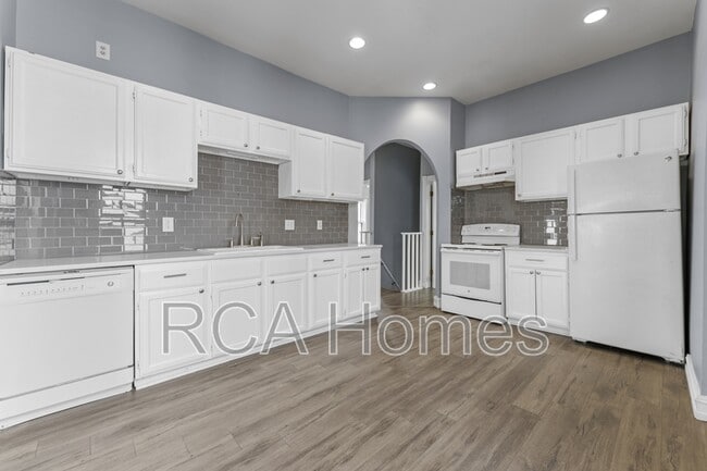 Building Photo - 918 N College Ave