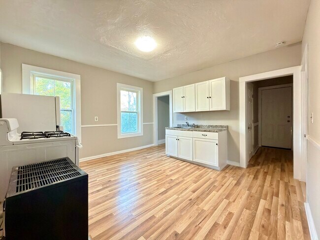 Building Photo - 16 1/2 Winslow St