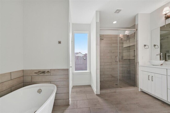 Building Photo - 1539 W 23rd St