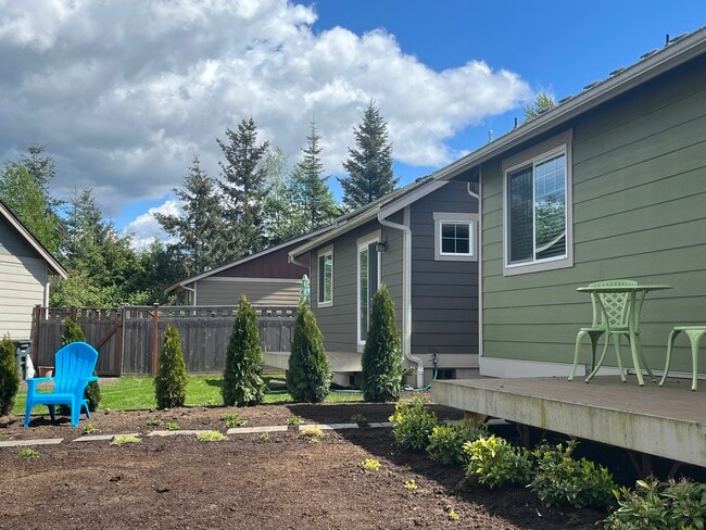 Backyard and deck - 718 Violet Ln