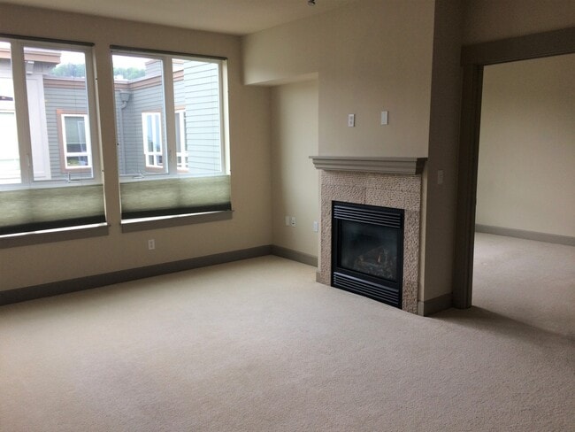 Building Photo - Bright Top-Floor Condo in the Heart of the...