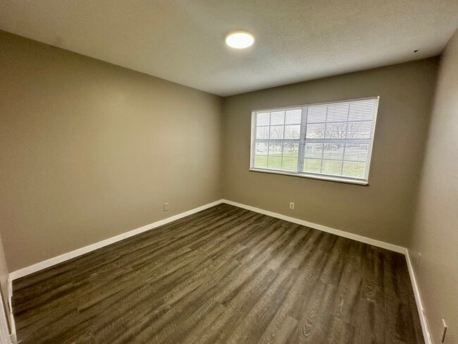 Building Photo - 1450 Meadowview Dr