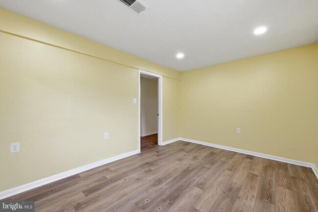 Building Photo - 8811 Burbank Rd