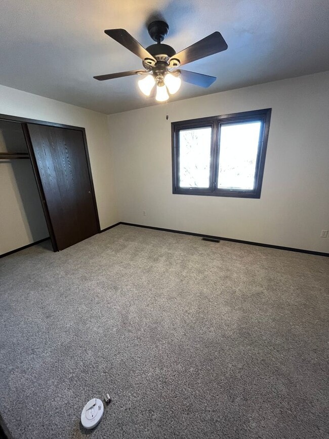 Building Photo - Spacious 2 bedroom condo!