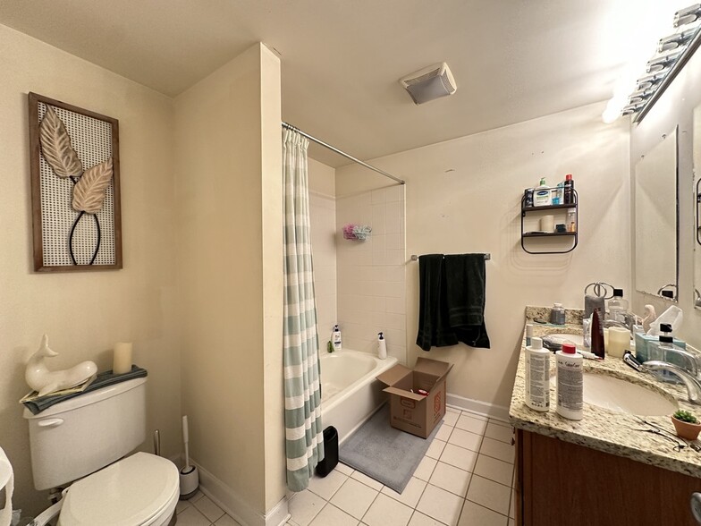 Building Photo - 852 W Buckingham Pl