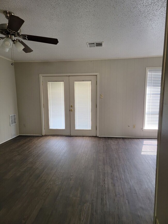 Building Photo - 3 Bedroom 2 bathroom Bossier City