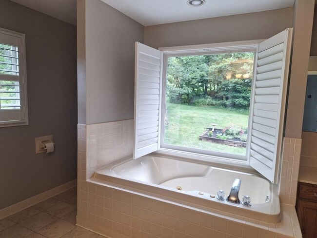 Building Photo - 4bd/3 bath located in desirable neighbor in Fox Den Subdivision in West Knoxville