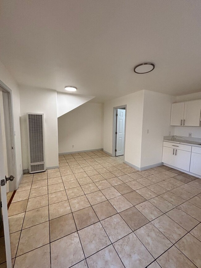 Building Photo - Beautiful Newly Renovated 1 Bedroom in Lon...