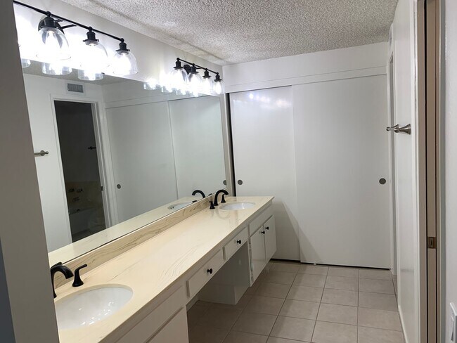 Building Photo - Beautiful, Spacious, 4 bed 2.5 bath home nestled in the Serene, breathtaking Hills of Pacific Pal...