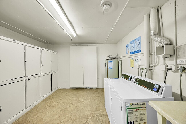 Building Photo - 1043 Cornwall C