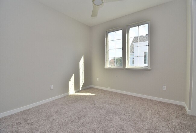 Building Photo - $4,190 / 4 BR - MODERN FREMONT TOWNHOME WITH JUNIOR SUITE, PRIVATE BALCONY & PRIME LOCATION!