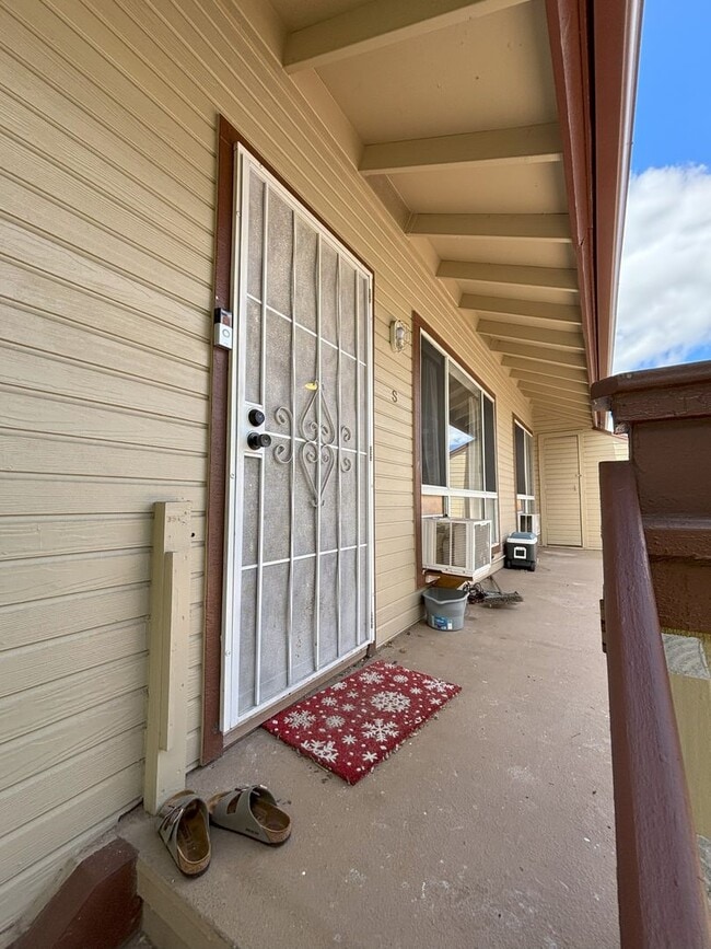 Building Photo - 2 (PRIVATE) BDRM/2-FULL (ON-SUITE) BATHS I...