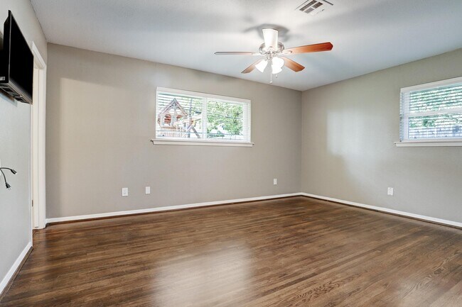 Building Photo - 9522 Emnora Ln