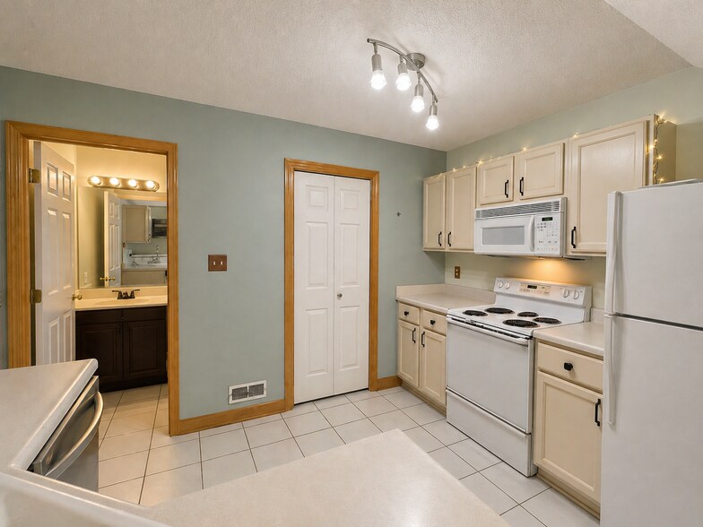 Building Photo - 811 Burr Oaks Dr