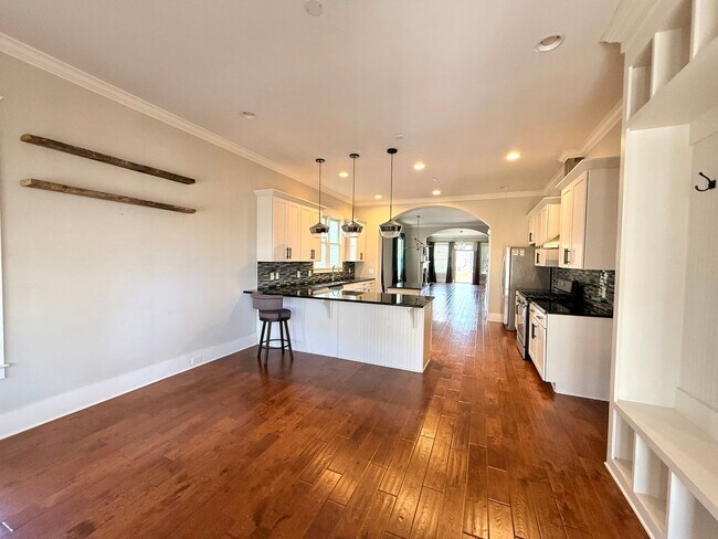 Building Photo - WALK TO 8TH AVE AND 12 SOUTH!  Beautiful 3/2.5 home with garage on 10th Ave S