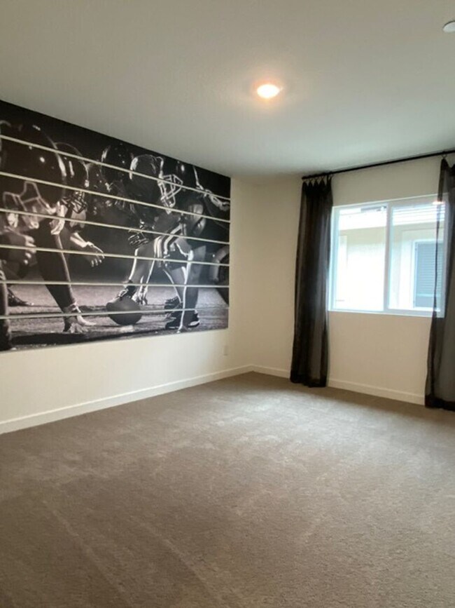 Building Photo - 2023 model home in solar community! Available 4/1