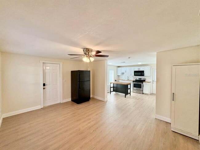 Building Photo - 8904 N Hamner Ave