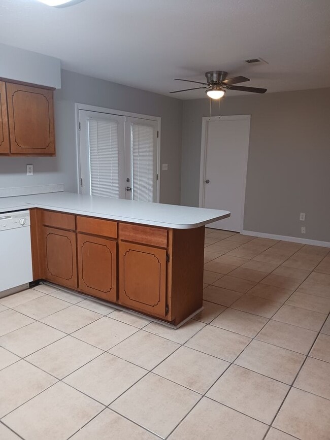 Building Photo - 4 Bedroom 2 bathroom Home available to ren...