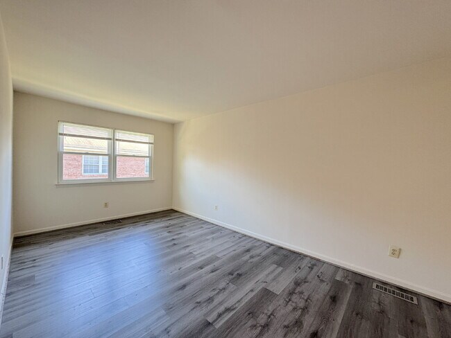 Building Photo - Charming & Spacious Two Bedroom One bathroom Unit