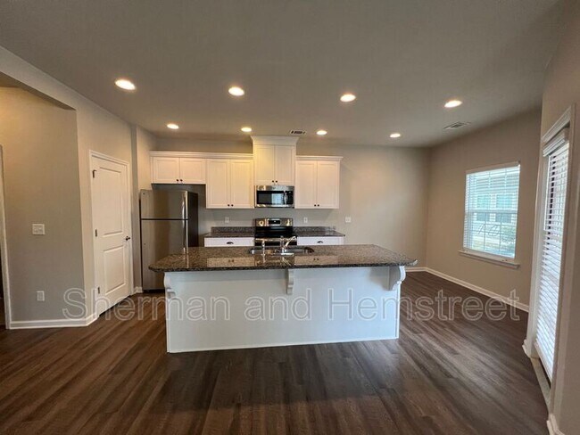 Building Photo - 645 Dobhill Ln