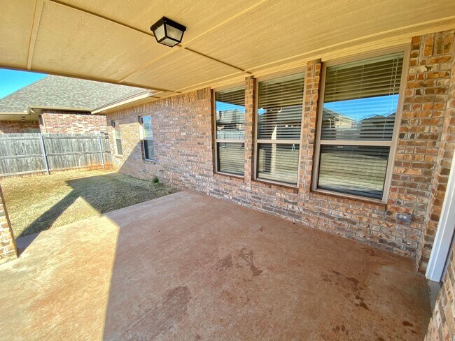 Building Photo - Beautiful 4 Bed, 2 Bath in Deer Creek Schools!