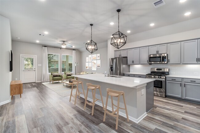 Building Photo - 323 Fanpalm Ct