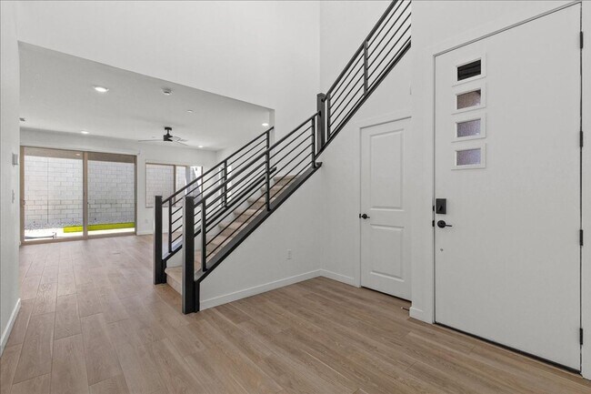 Building Photo - 10489 Mountain Aster Ave