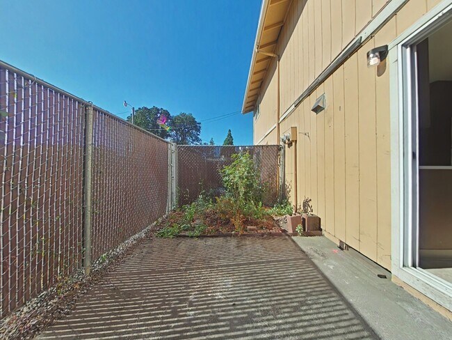 Building Photo - 2 Bedroom Townhouse ~ Centrally Located