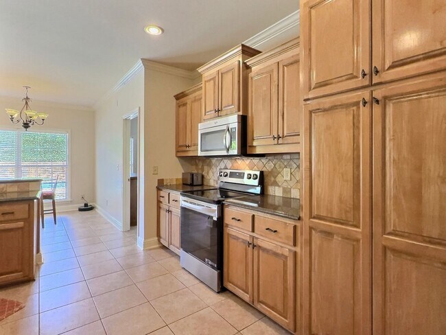 Building Photo - 4 Bed, 2 Full Bath Home w/ In-Ground Pool in Desirable Lake Forest!