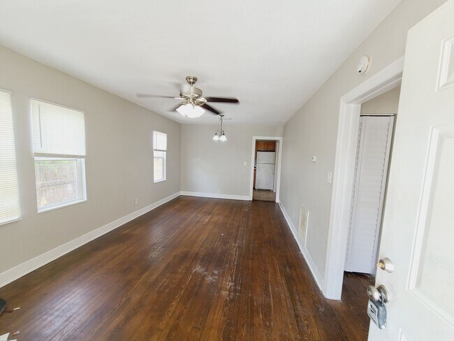 Building Photo - Three Bedrooms One Bathroom with Shaded Porch