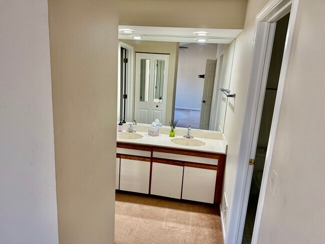 Building Photo - 909 Suffolk Ct