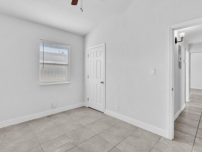 Building Photo - 525 NW 10th Ave